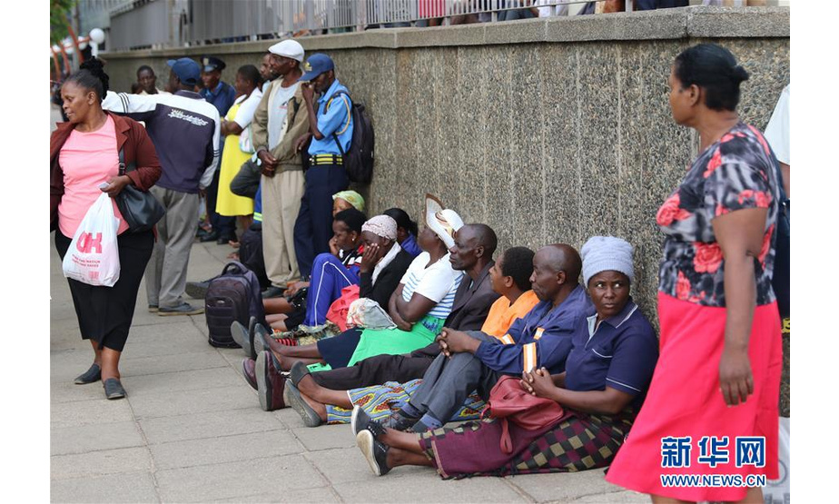 11月12日，在津巴布韦首都哈拉雷，当地民众排队等待从银行取出新津元钞票。 津巴布韦储备银行（央行）11日开始发行新的本国货币新津巴布韦元，从而结束了该国10年没有本币的局面。 新华社发（肖恩·朱萨 摄）