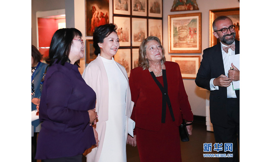 当地时间11月11日上午，国家主席习近平夫人彭丽媛在希腊总统夫人弗拉西娅陪同下参观位于雅典市中心的贝纳基博物馆。 新华社记者 丁林 摄
