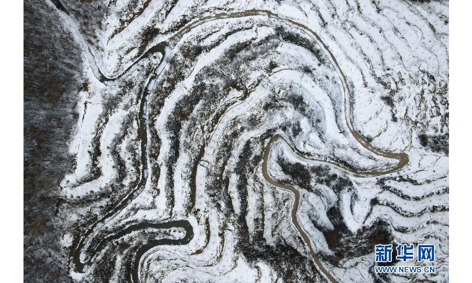 这是3月2日拍摄的河北省沙河市蝉房乡梯田雪景（无人机照片）。

　　连日来，河北省沙河市西部山区出现降雪天气，白雪覆盖的梯田宛如一幅水墨画。

　　新华社记者 牟宇 摄