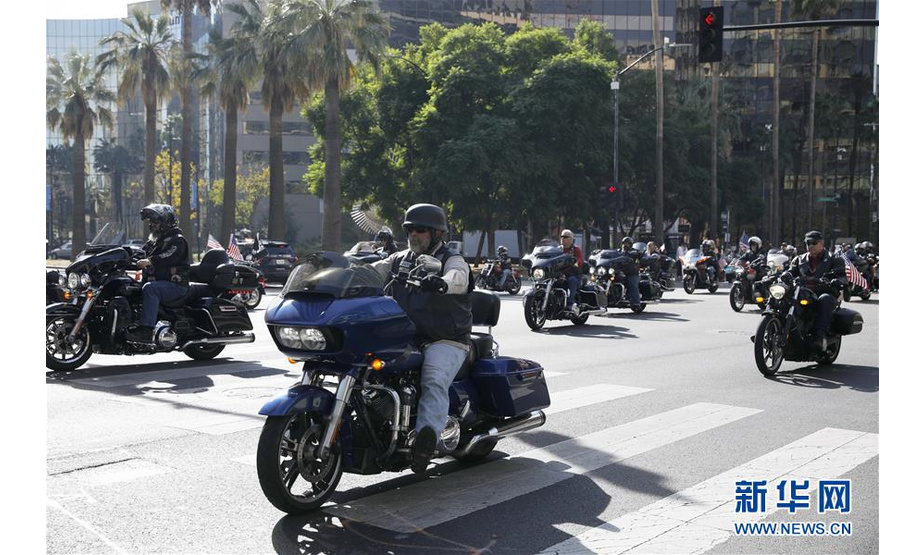 11月11日，在美国加利福尼亚州圣何塞，摩托车队参加退伍军人纪念日游行。 当日，美国加利福尼亚州旧金山湾区城市圣何塞举行退伍军人纪念日游行。 新华社发（李建国摄）