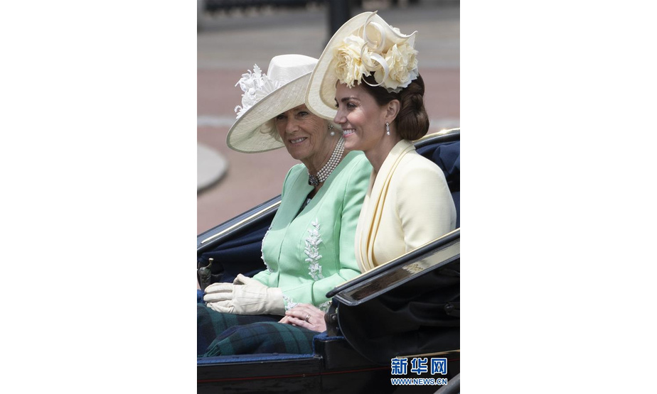 6月8日，在英国伦敦，英国王储查尔斯的妻子卡米拉（左）与凯特王妃乘马车返回白金汉宫。 当日，英国伦敦举行盛大庆典，庆祝英女王93岁官方生日。