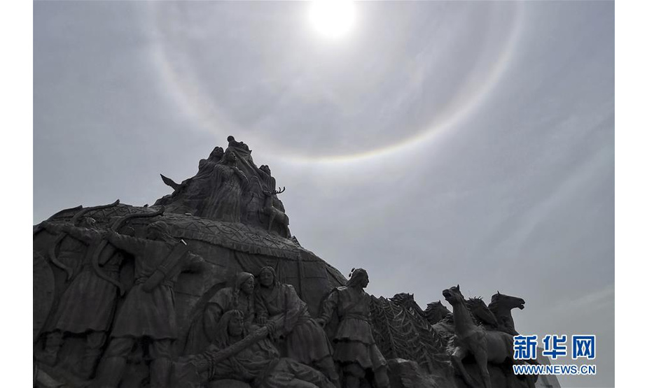 这是7月21日在鄂尔多斯市拍摄的日晕景观。新华社记者 贾立君 摄