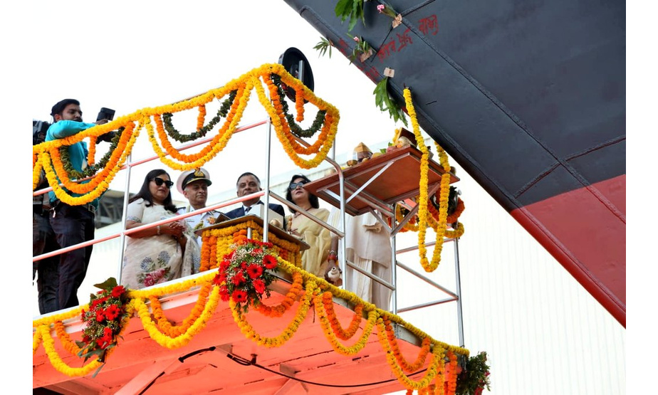 4月20日，印度海军上将苏尼尔·兰巴在孟买马扎冈船厂参加了印度海军最新一艘导弹驱逐舰英帕尔号的下水仪式，该舰的下水是印度自研战舰的设计和建造的新一个里程碑。