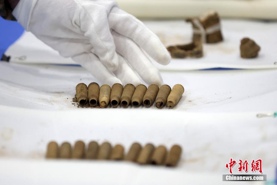 图为工作人员整理新增文物。 中新社记者 泱波 摄