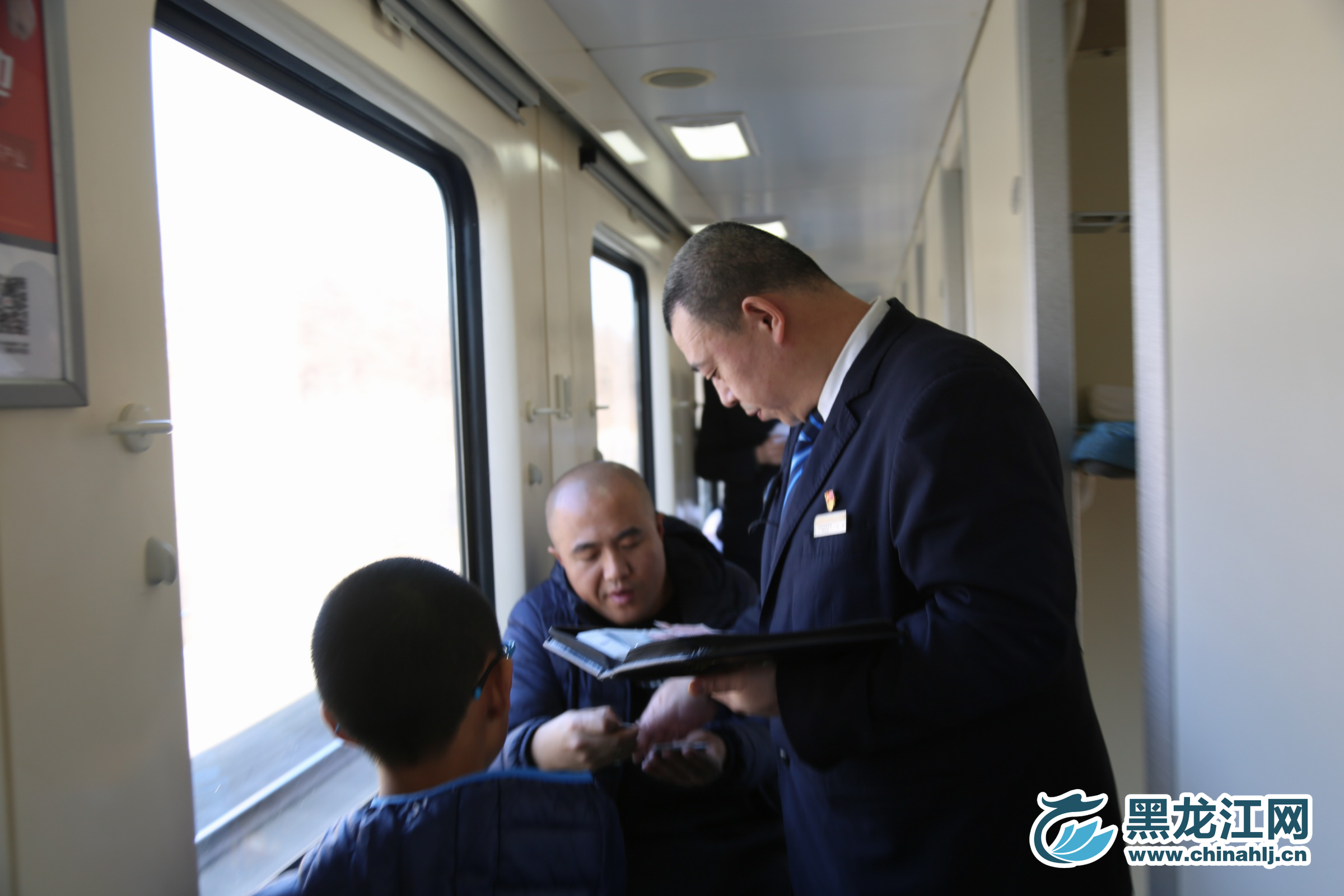 乘务人员正在进行查票。 石启立 摄