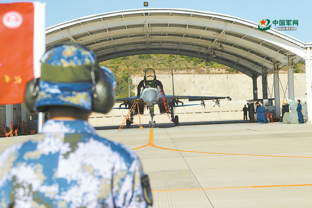 机务人员对战机进行飞行前检查。