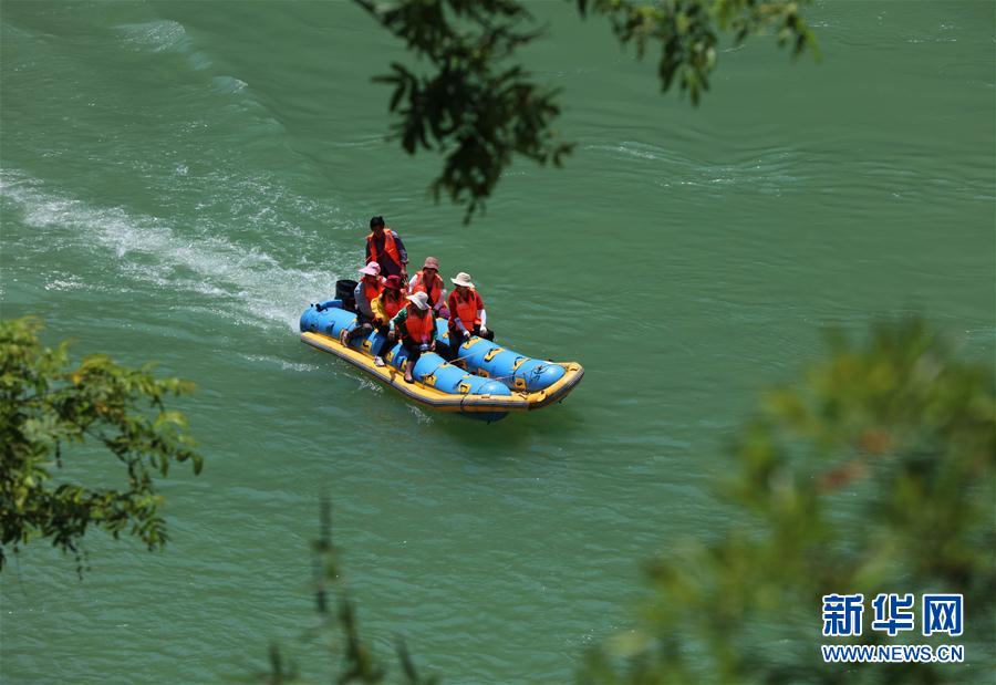 8月4日，游客在湖南省张家界市“百里画廊”茅岩河景区体验水上漂流项目。 连日来，湖南省张家界市出现持续高温晴热天气。张家界“百里画廊”茅岩河景区水上漂流避暑休闲项目受到游客青睐，人们在高山峡谷间的茅岩河上漂流冲浪，乐享夏日清凉。 新华社发（吴勇兵 摄）