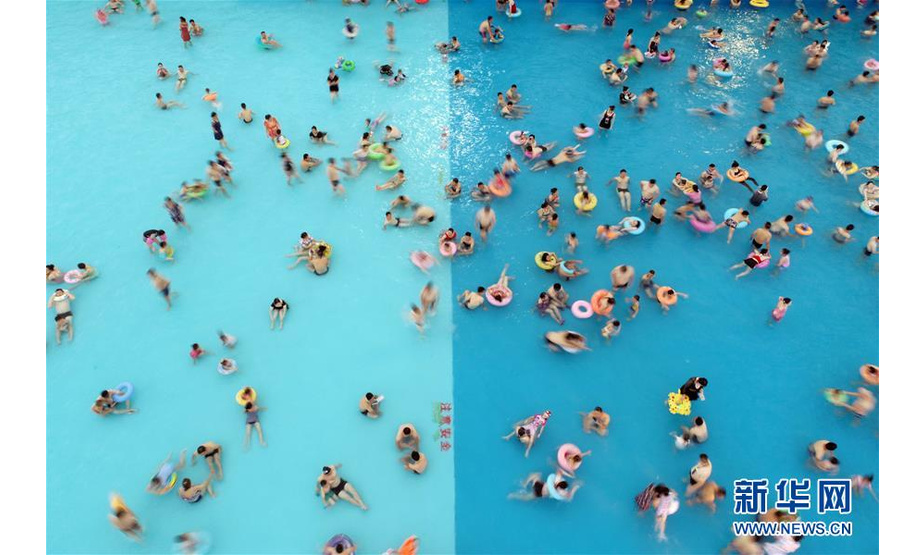 8月2日，游客在江苏常州淹城春秋乐园水世界戏水（无人机照片）。 新华社发（陈暐 摄）