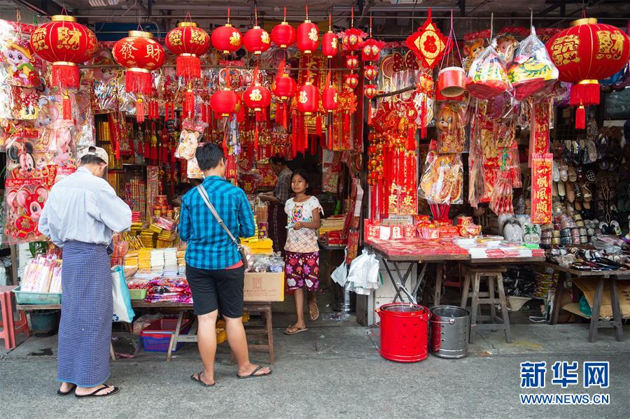1月14日，消费者在缅甸仰光唐人街街头选购春节装饰品。新华社记者 杜宇 摄