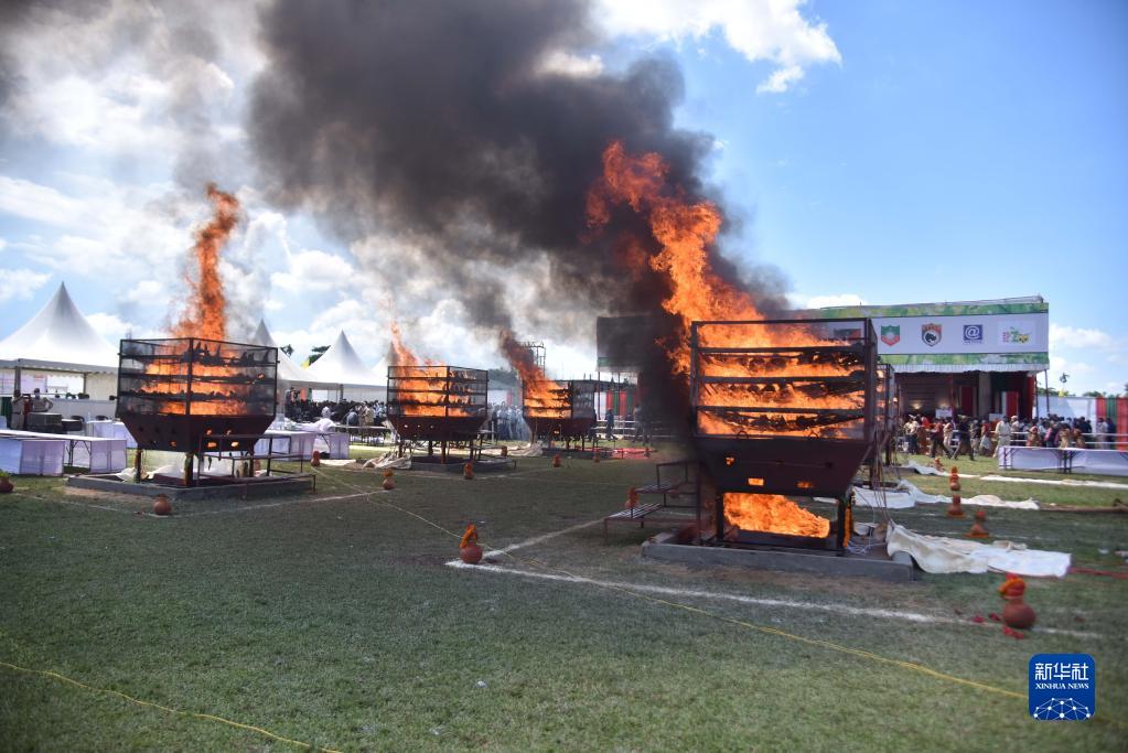 9月22日，在印度阿萨姆邦戈拉卡德地区，工作人员销毁犀牛角。

　　当地有关部门22日焚毁了一批收缴的犀牛角。

　　新华社发