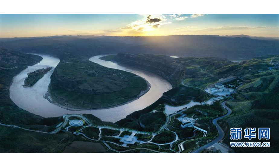 这是8月14日无人机拍摄的朝霞下的黄河乾坤湾景色。  新华社记者 陶明 摄