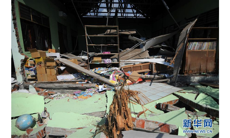 8月8日，在印度尼西亚龙目岛，一所学校在地震中严重受损。 新华社发（阿贡摄）