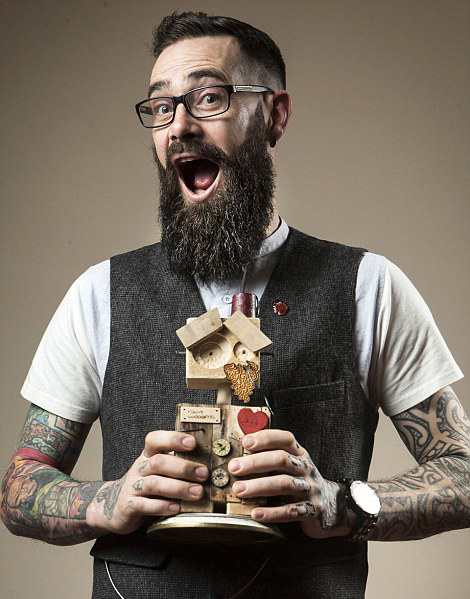 环球网综合报道 据英国《每日邮报》3月12日报道，近日，英国约克郡胡须俱乐部举办了当地一年一度的“胡子庆典”，当地的很多男士，无论老少，都在现场亮出自己的胡子，与人们一比长短。