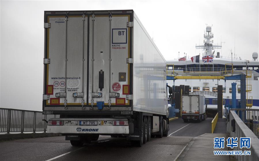 1月30日，在法国北部诺曼底地区的卡昂-乌伊斯特勒昂港，集装箱货车驶入开往英国的渡轮。新华社记者 唐霁 摄
