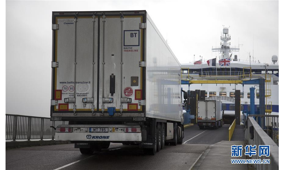1月30日，在法国北部诺曼底地区的卡昂-乌伊斯特勒昂港，集装箱货车驶入开往英国的渡轮。新华社记者 唐霁 摄