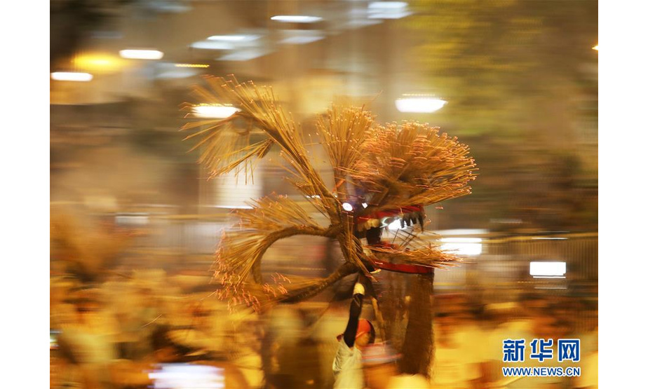 这是9月12日拍摄的香港街头舞火龙表演。新华社记者 李钢 摄