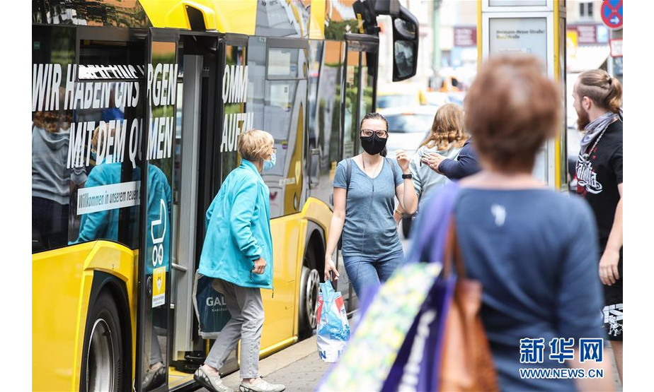 7月7日，在德国首都柏林，佩戴口罩的乘客离开一辆公交车。 针对有地方官员呼吁取消民众乘坐公交车和在商场购物时须戴口罩的规定，德国联邦政府6日表示，支持延续“口罩强制令”。4月底，德国全部16个联邦州陆续出台“口罩强制令”，即居民在乘坐公交车和购物时须佩戴口罩。 新华社记者 单宇琦 摄