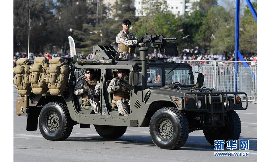 9月19日，在智利首都圣地亚哥，陆军特种部队士兵乘军车在阅兵式上行进。 9月19日，一年一度的智利陆军节阅兵式在首都圣地亚哥奥希金斯公园举行。智利陆海空三军和警察部队7600多人参加了阅兵式。 新华社发（豪尔赫·比列加斯 摄）