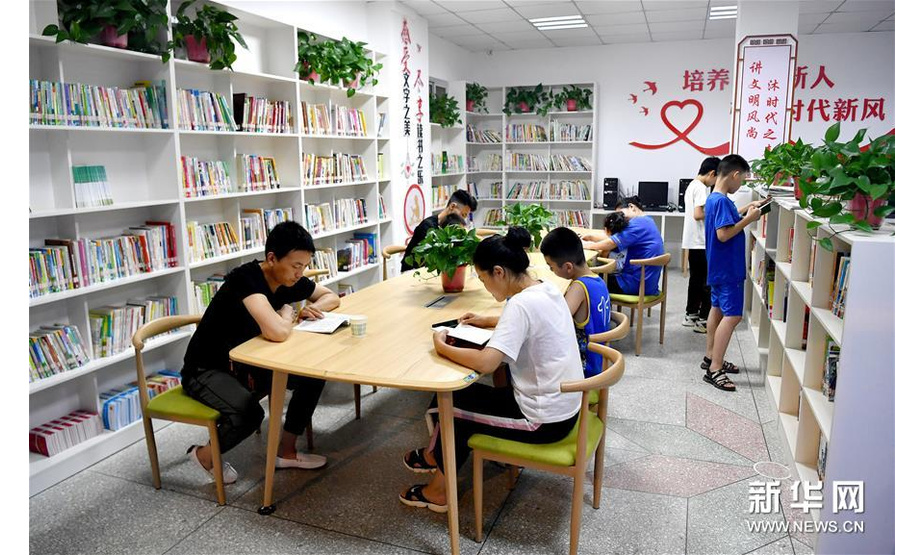 读者在陕西岚皋县图书馆城关镇分馆内阅读（7月29日摄）。新华社记者刘潇摄