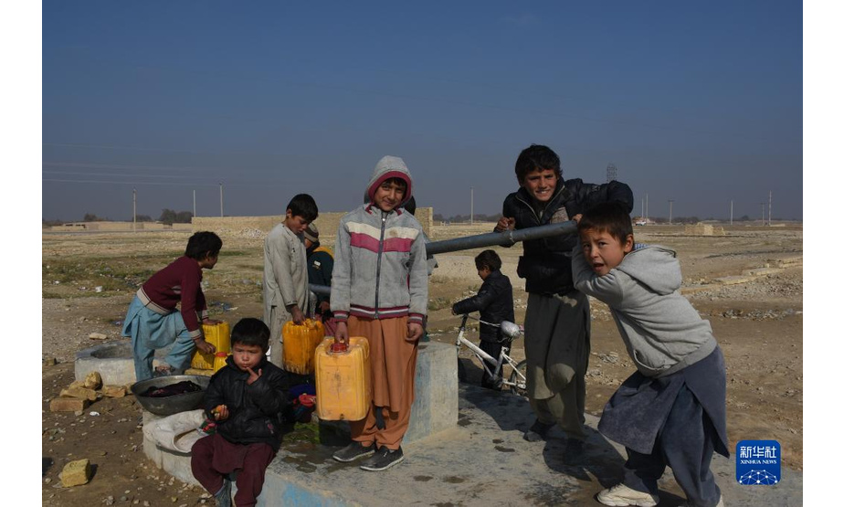 11月20日，在阿富汗马扎里沙里夫一处流离失所者营地，几名孩子在打水。新华社发（卡瓦·巴沙拉特摄）