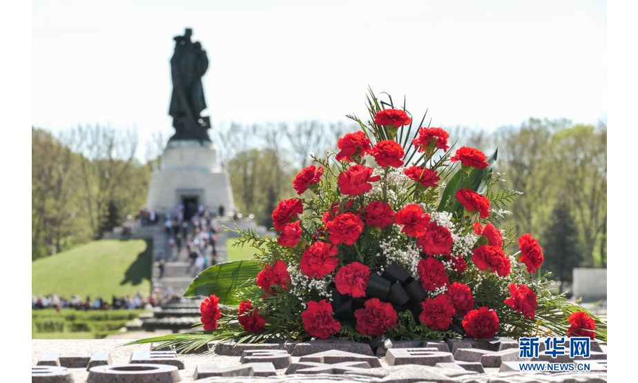 这是5月9日在德国首都柏林特雷普托苏军烈士陵园拍摄的花束。

　　当日，许多德国柏林的民众自发前往特雷普托苏军烈士陵园纪念第二次世界大战“欧洲胜利日”。

　　新华社发（斯特凡·蔡茨摄）

