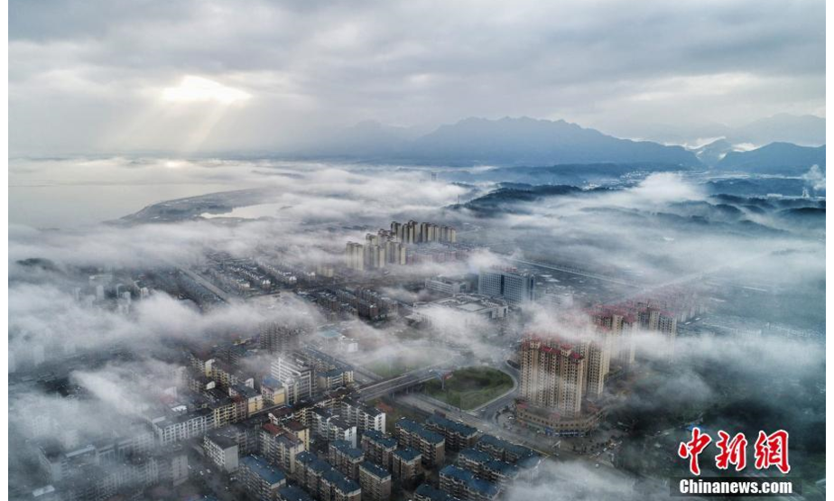 在浓雾的笼罩下，武宁县城云雾缭绕，宛若“海市蜃楼”，美不胜收。罗鑫钢 摄

