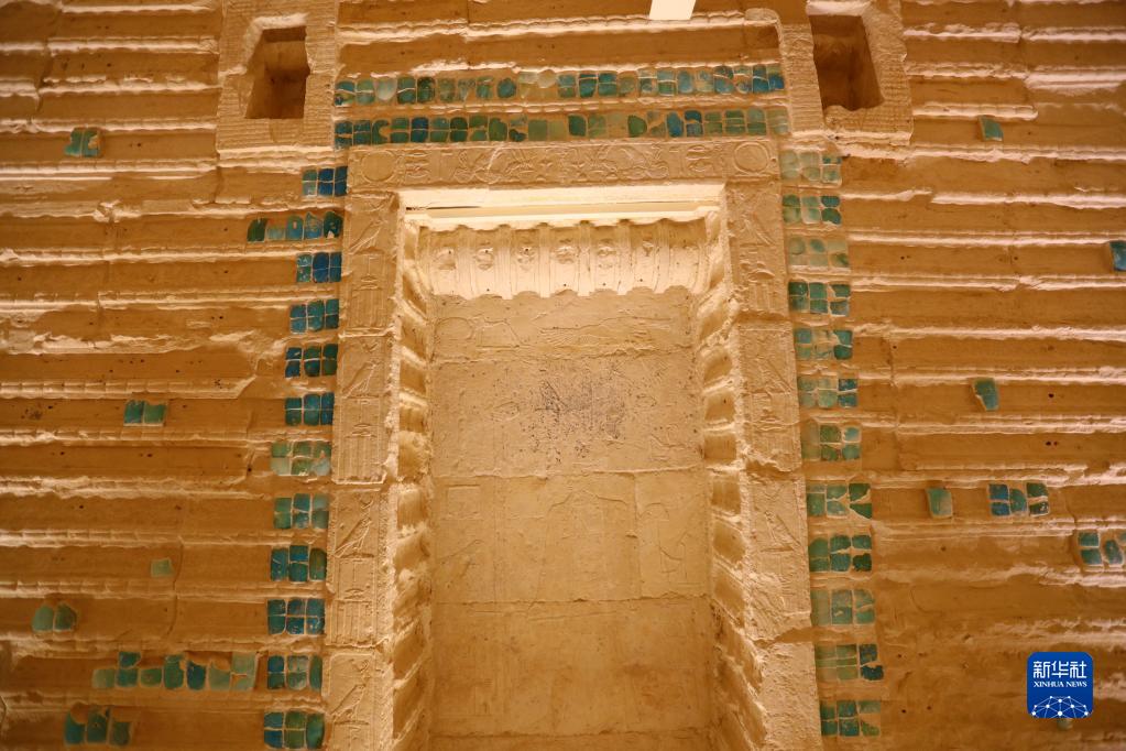 这是9月14日在埃及首都开罗以南的塞加拉地区一座左塞尔时期古墓内拍摄的浮雕。

　　当日，位于埃及首都开罗以南约30公里的塞加拉地区，一座距今4000多年的古埃及第三王朝国王左塞尔时期的古墓经过近15年的修缮后正式向公众开放。该墓位于左塞尔王阶梯金字塔建筑群西南角，由地上建筑和地下墓室两大部分构成。埃及于2006年启动对该墓墓道、墓墙、墓室等建筑体的保护和修缮工作。

　　新华社记者 隋先凯 摄