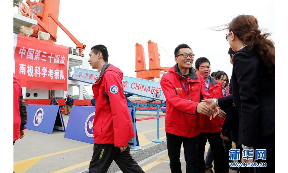 4月21日，科考队员走下舷梯，与在码头上迎接的人员握手。新华社记者 方喆 摄