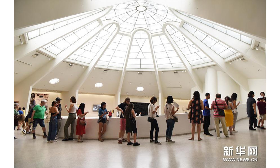 7月12日，在美国纽约，游客参观古根海姆博物馆。 古根海姆博物馆是纽约的地标建筑之一，以造型独特的螺旋结构著称，是美国著名建筑师弗兰克·劳埃德·赖特的代表作。近日，包括古根海姆博物馆在内的8座赖特设计的建筑被联合国教科文组织列入世界遗产名录。 新华社记者韩芳摄