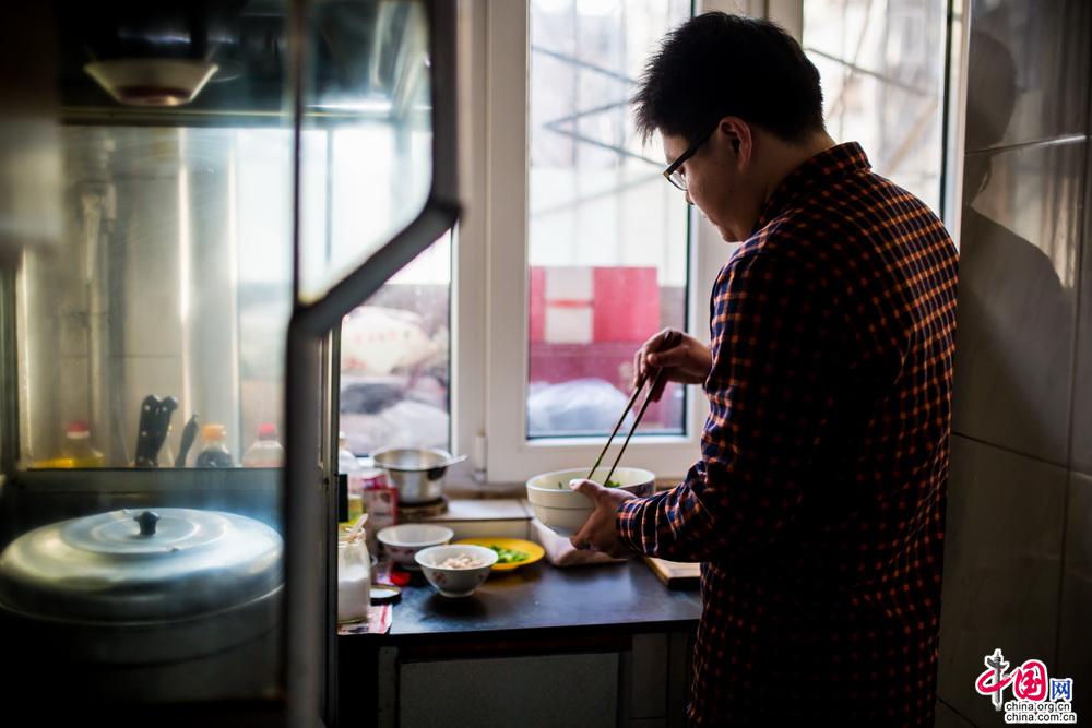 妈妈短暂的离开了一下厨房，瞬间厨房里只剩下蒸锅的呲呲声和拌凉菜的动静，这一瞬间，自己似乎明白了这些年妈妈一个人在厨房那种安静是什么样子，我们总是在外面忙着自己的琐事，却总是忘记妈妈在家的感受。现在，好像明白了常回家看看的真正含义。中国网记者 郑亮 摄