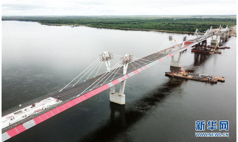 正在进行桥面铺装施工作业的黑河到布拉戈维申斯克黑龙江（阿穆尔河）大桥（8月19日无人机拍摄）。新华社记者 王建威 摄