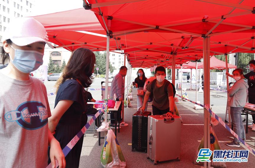 9月2日，黑龙江大学在校研究生和本科生正式返校，回到阔别已久的校园，见到许久不见的同学，学生们的脸上露出了笑容。据了解，9月2日至6日，黑龙江大学本科生和研究生按公寓楼分5个批次返校，2020级研究生新生和本科新生于9月15日至17日分3个批次入校报到，境外留学生未接到学校正式通知前，一律不返校。（记者 韩俏 摄影 赵春争）
