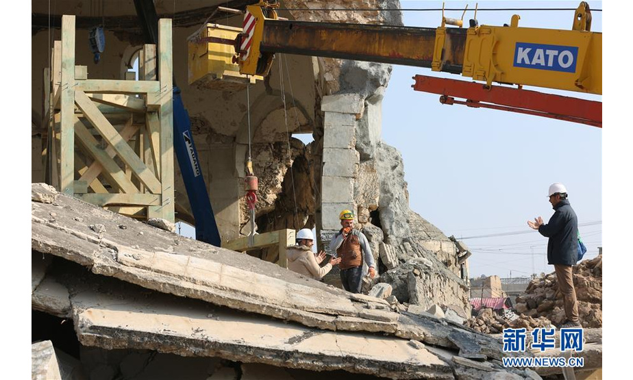 12月4日，在伊拉克摩苏尔老城，工人在努里清真寺开展重建。 新华社发（哈利勒·达伍德摄）