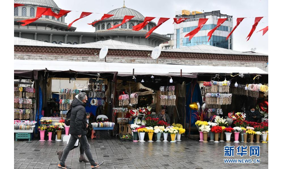 2月25日，在土耳其伊斯坦布尔的塔克西姆广场，行人从商铺前走过。

　　土耳其国家统计局日前公布的数据显示，受新冠疫情影响，土耳其2020年旅游收入约为120亿美元，较上年减少近三分之二。

　　新华社记者 徐速绘 摄