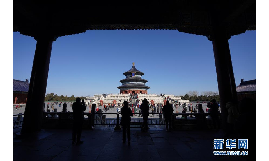 2月17日，游客在天坛公园参观游览。

　　2月17日是春节假期最后一天，北京天气晴朗，不少市民游客在天坛公园参观游览，欢度假期。今年春节期间，包括天坛公园在内的北京市属10家公园实行限量、预约、免费开放，吸引市民游客前来参观游览。

　　新华社记者 鞠焕宗 摄