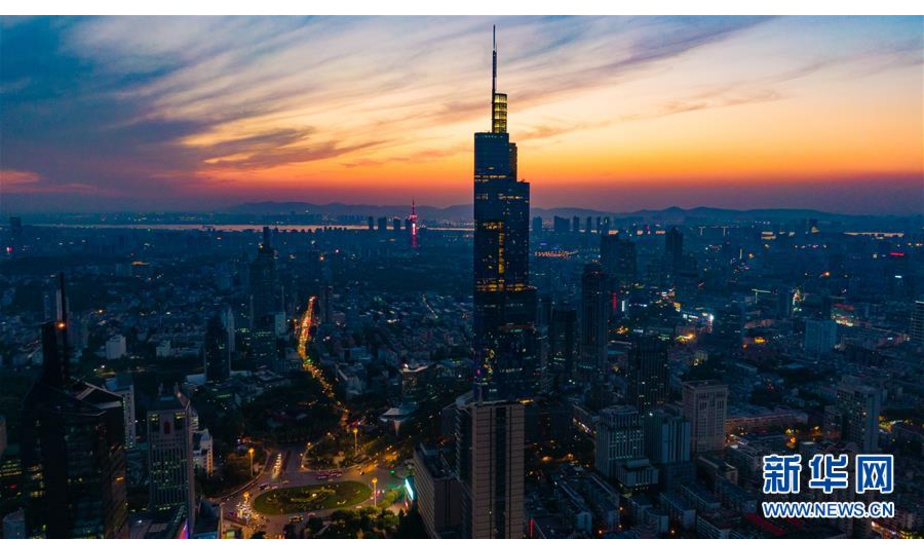 这是4月18日无人机拍摄的南京城市夜景。 新华社记者 李响 摄