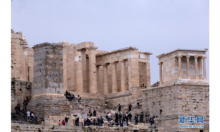 4月18日，游客在希腊首都雅典的卫城参观。

　　4月18日是国际古迹遗址日，希腊国内的文化古迹当天免费向公众开放。

　　新华社发（马里奥斯·罗洛斯摄）