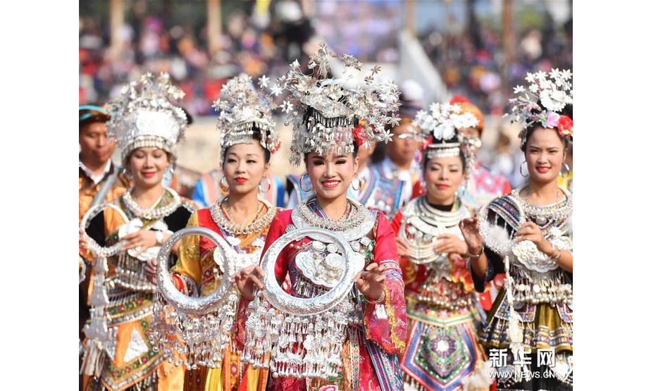 11月23日，当地群众在芦笙斗马节开幕式上展示苗族银饰。新华社记者 黄孝邦 摄