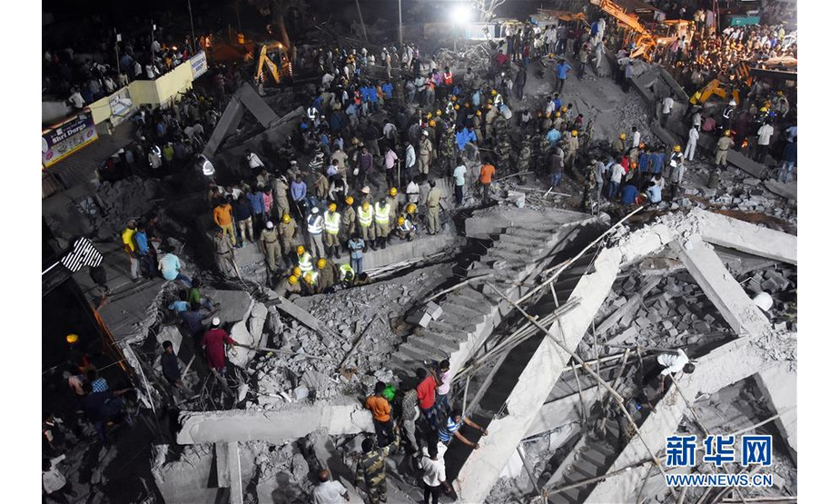 3月19日，在印度卡纳塔克邦达尔瓦德市，救援人员在楼房倒塌现场救援。 据印度媒体报道，印度南部卡纳塔克邦一在建楼房19日倒塌，目前已造成至少2人死亡、多人受伤，仍有约40人被埋。 新华社发