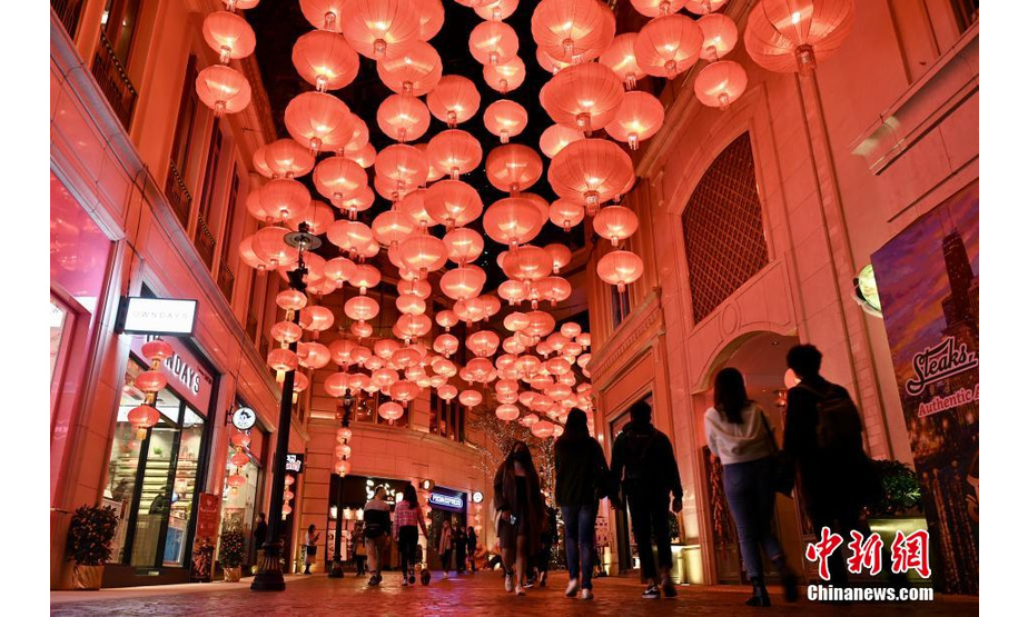 农历新年即将到来。1月20日晚，香港湾仔利东街挂满大红灯笼和新春灯饰，洋溢着浓浓的新春气氛，吸引众多市民前来打卡。李志华 摄
