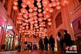 农历新年即将到来。1月20日晚，香港湾仔利东街挂满大红灯笼和新春灯饰，洋溢着浓浓的新春气氛，吸引众多市民前来打卡。李志华 摄