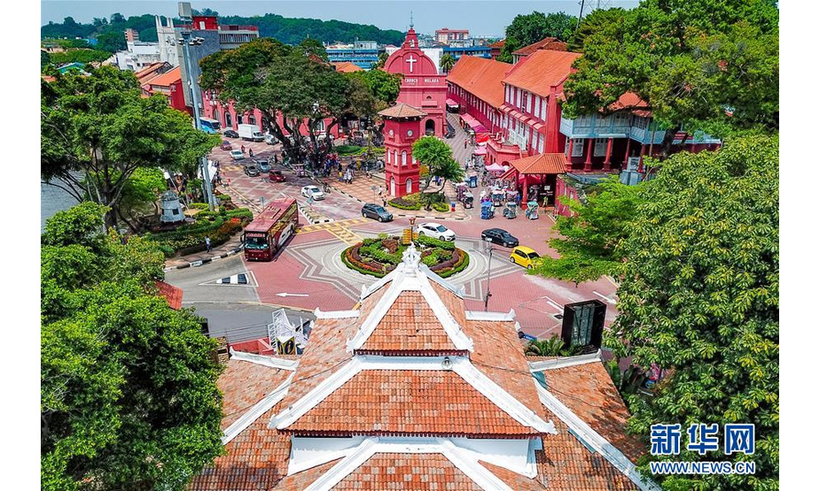这是2019年4月11日航拍的马来西亚马六甲市中心（无人机拍摄）。

　　马来西亚城市马六甲坐落在繁忙的马六甲海峡边上。马六甲曾是东西方商品交易、文化交流的重要枢纽。独特的地理位置造就了多元文化的汇聚。2008年，马六甲被联合国教科文组织列入世界文化遗产名录。

　　马六甲之所以为中国人所熟知，则是源于明代航海家郑和下西洋的故事。15世纪，郑和七下西洋，五次驻节马六甲，促进了马六甲地区的繁荣。郑和船队以礼相待、友好交往的精神，被后人称赞。如今的马六甲，别具一格的文化气息和独特的魅力吸引了世界各地的游客纷至沓来。

　　新华社记者 朱炜 摄