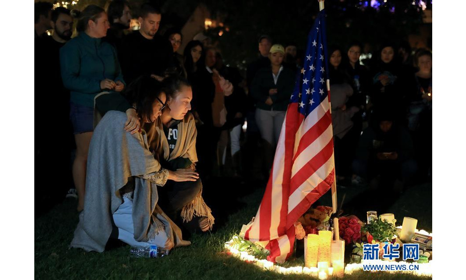 据《华盛顿邮报》12月27日报道，2018年美国校园枪击案数量和伤亡人数均创下近20年最高纪录，另外，超过400万少年儿童在2017至2018学年经历了校园封锁，很多人受到身心创伤。 这是11月8日在美国文图拉县绍森欧克斯市，人们悼念枪击事件遇难者。7日深夜，一名参加过阿富汗战争的美国前海军陆战队老兵在当地酒吧内制造枪击事件，造成包括枪手和1名警官在内的13人死亡。 新华社记者李颖摄