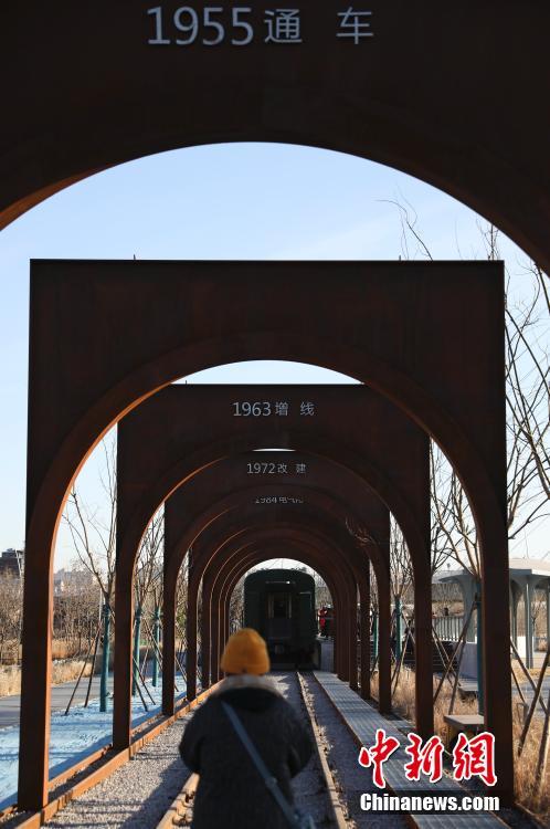 12月1日，市民漫步在冬奥公园丰沙记忆主题景观铁轨步道上。近日，北京冬奥公园永定河左岸公共空间提升工程全部完工。丰沙记忆、织梦奥运、生活聚场、冰雪童趣四个主题景观节点开放亮相，突出“冬奥后花园”冰雪特色，为民众提供更加优美的滨水活动休闲场所。 中新社记者 赵隽 摄