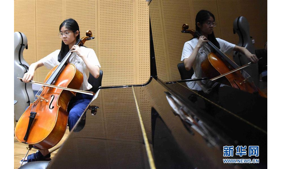 哈尔滨姑娘王梓萌在练习大提琴，她多次参加哈尔滨之夏音乐会期间的演出，还报名参加了2018勋菲尔德国际弦乐比赛（7月1日摄）。新华社记者 曹霁阳 摄