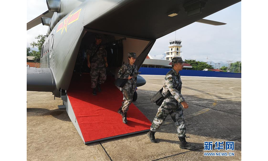 8月20日，“和平列车”医疗队队员抵达老挝琅勃拉邦。新华社发（“和平列车”医疗队供图）
