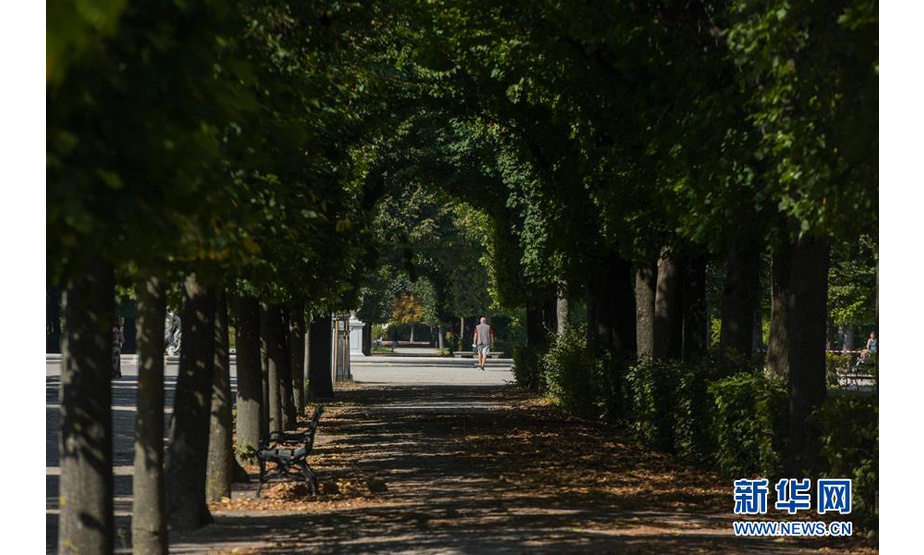 这是9月21日拍摄的奥地利维也纳美泉宫花园内景色。 夏末秋至时节，奥地利维也纳当日天气晴好、温度适宜，不少市民选择来到维也纳市著名的美泉宫花园内休闲、赏景。 新华社记者 郭晨 摄