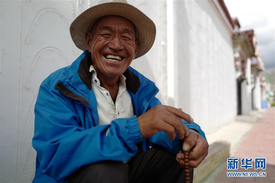 　　这是从西藏昌都搬迁至四季吉祥村的村民（8月8日摄）。新华社记者 普布扎西 摄

