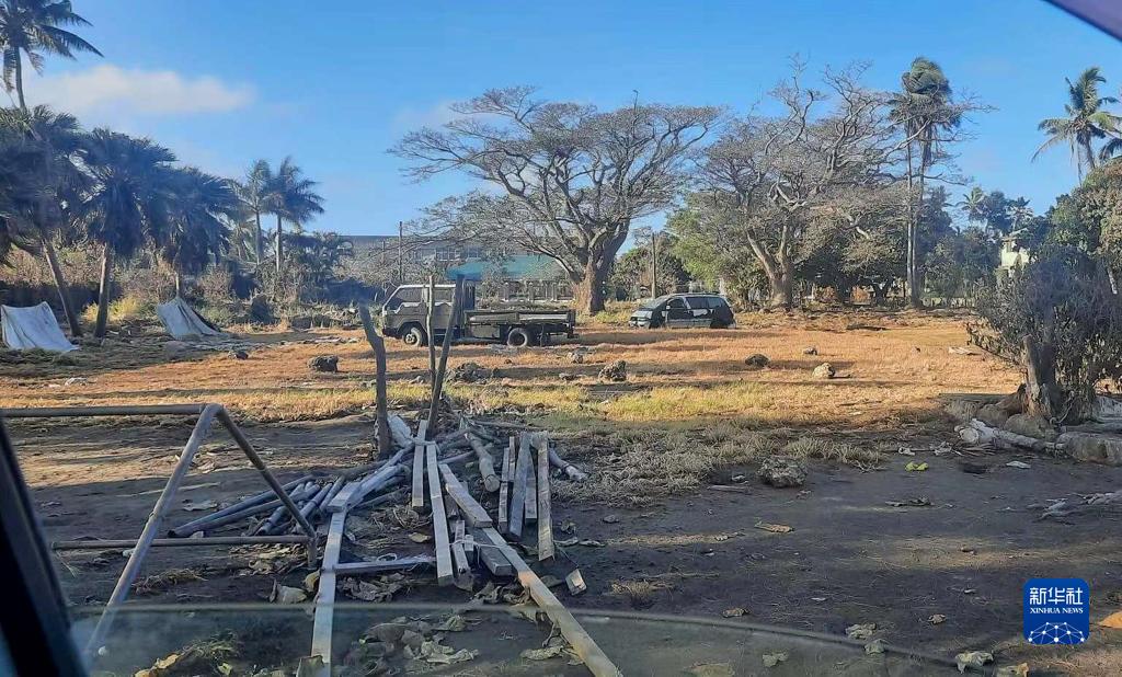 这是1月20日早晨在汤加首都努库阿洛法拍摄的遭受海啸侵袭后的景象。

　　南太平洋岛国汤加的洪阿哈阿帕伊岛14日和15日发生火山喷发，首都努库阿洛法观测到海啸。

　　新华社发