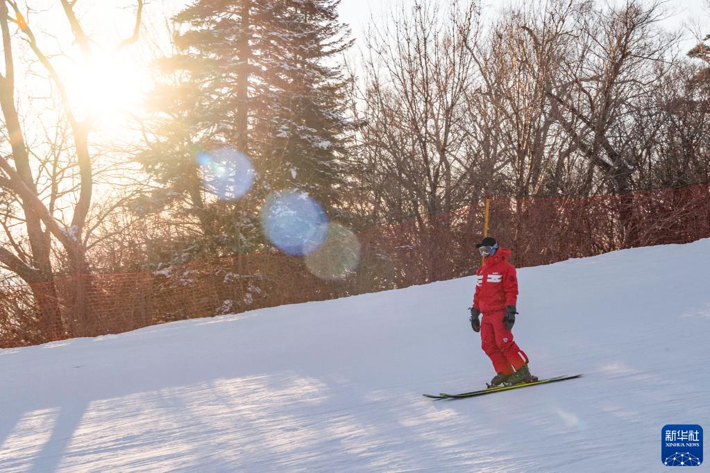 随着北京冬奥会临近，中国最北省份黑龙江省的冰雪运动氛围渐浓，越来越多人在这片广阔的黑土地走上冰场、雪道，化身“冰雪健将”，享受冰情雪趣。

　　从举办第一届全国冰上运动会到获得中国首个冬季运动项目世界冠军，再到每年带动千万人次参与冰雪运动……作为我国开展冰雪运动最早的省份之一，黑龙江不断推进冰雪体育发展，助力北京冬奥会，推动全民上冰雪。

　　迄今为止，在我国获得的13枚冬奥会金牌中，有8枚是由黑龙江培养、输送的运动员所获得，还有1枚短道速滑接力金牌，队中主力王濛即是黑龙江人。黑龙江省连续开展40余年的“百万青少年上冰雪”活动，激发了一代代青少年的冰雪运动热情，更为我国冰雪体育运动发展培养了大批后备人才。

　　图为在黑龙江省亚布力滑雪旅游度假区一处滑雪场，滑雪爱好者在滑雪（1月21日摄）。

　　新华社记者 谢剑飞 摄